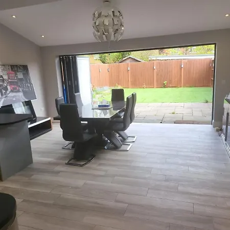 3 Bedroom Spacious House With Parking Northwood  Exterior photo