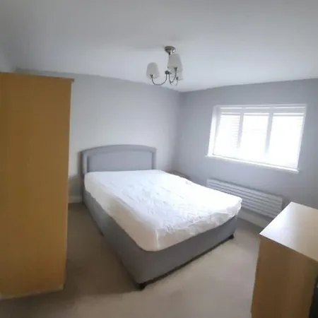 3 Bedroom Spacious House With Parking Northwood  Exterior photo
