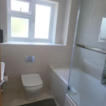 3 Bedroom Spacious House With Parking Northwood  Exterior photo