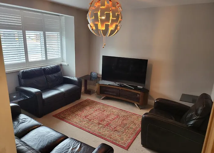 3 Bedroom Spacious House With Parking