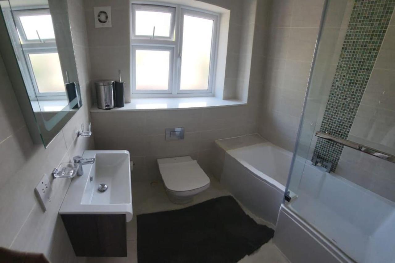 Casa de Férias 3 Bedroom Spacious House With Parking Northwood (Greater London)