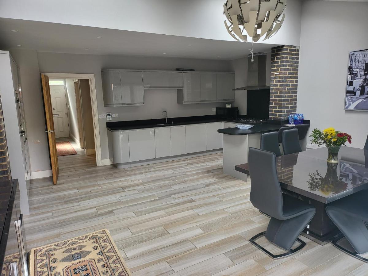 3 Bedroom Spacious House With Parking