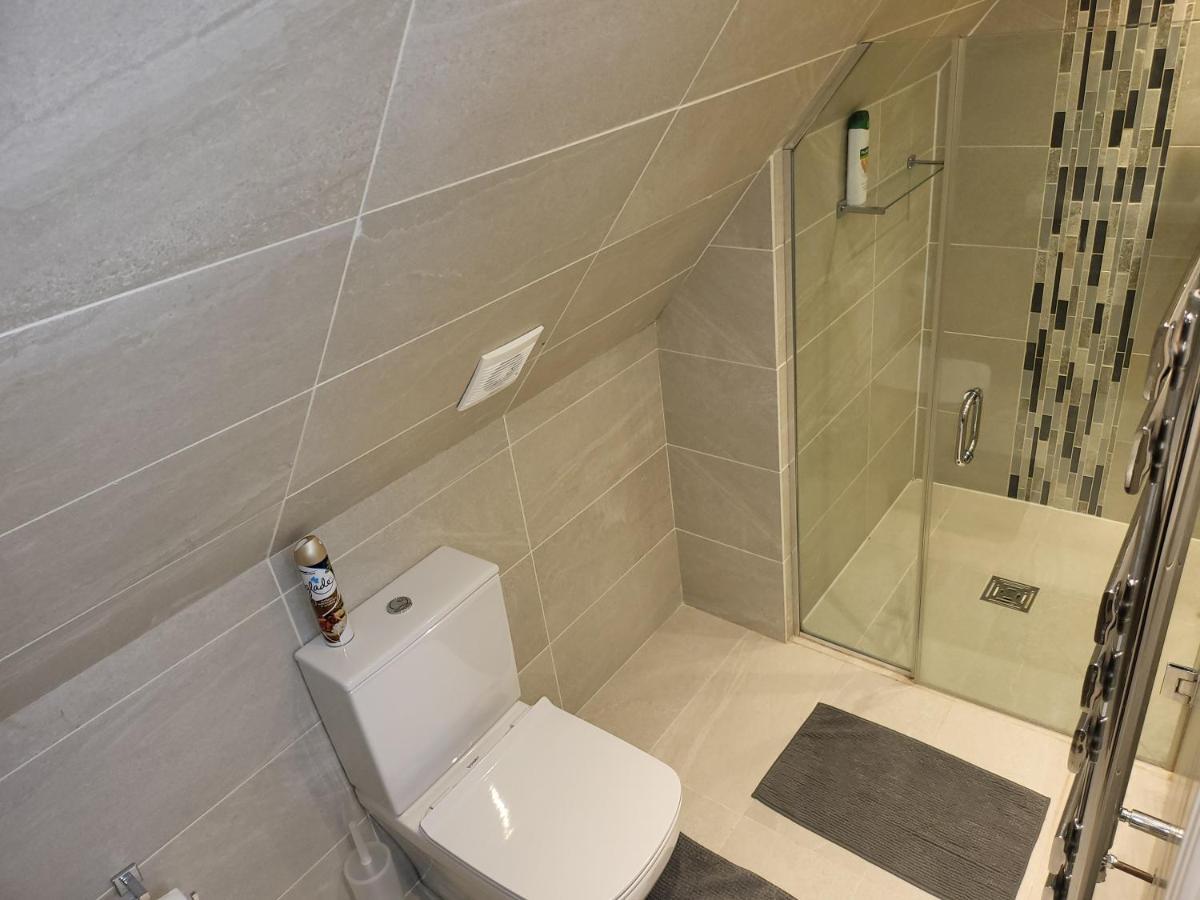 Casa de Férias 3 Bedroom Spacious House With Parking Northwood (Greater London)
